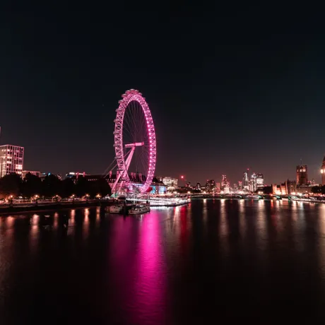 a picture of the London eye at night